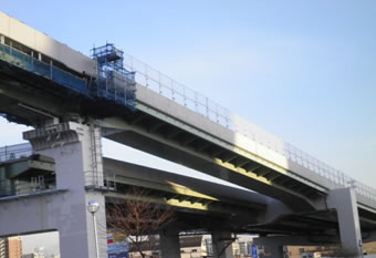 写真-1：高見工区における連続合成桁と中間支点が鋼製橋脚と剛結された一体構造