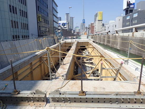 信濃橋入路ＰＣ桁搬出とNG4床版状況と万能塀