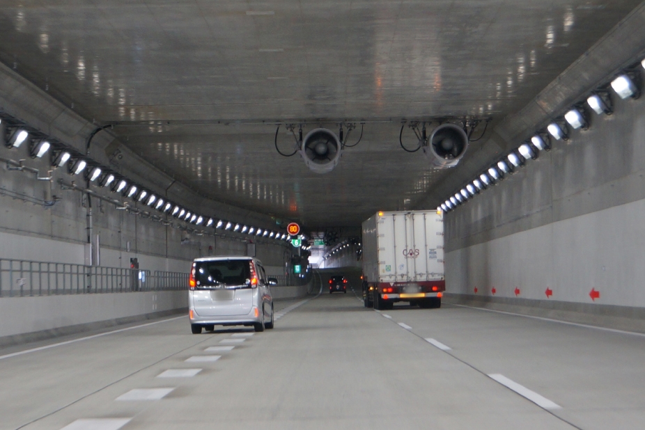 トンネル内を走る車