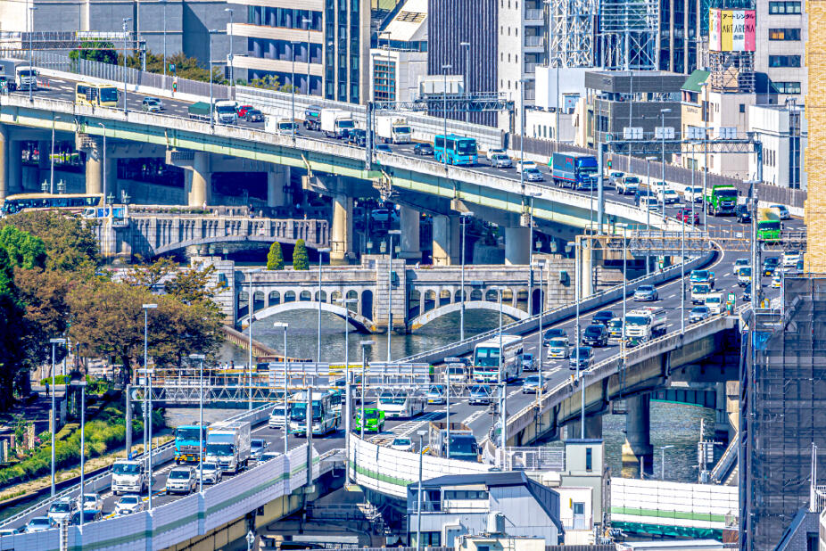 高速道路を走る車